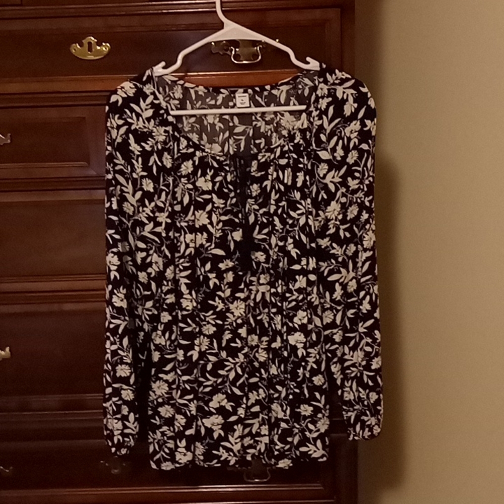Old Navy XL blue / white flowered blouse